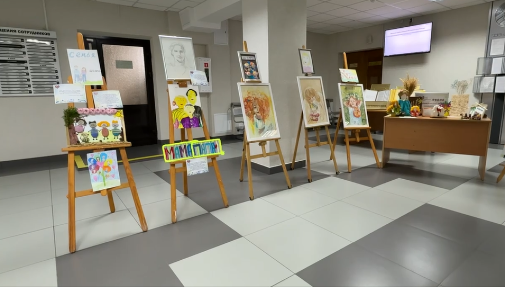 Детские рисунки в Могилёвском суде: выставка о семейных ценностях и родительской любви