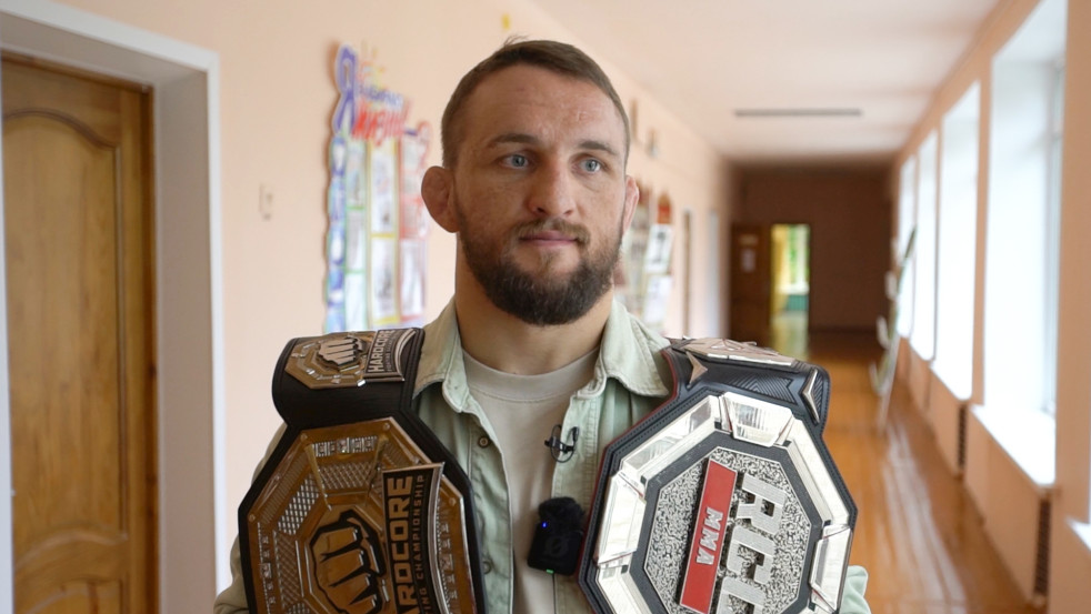 Чемпион ММА Владислав «Белаз» Ковалёв посетил родную школу в Чёрном Бору