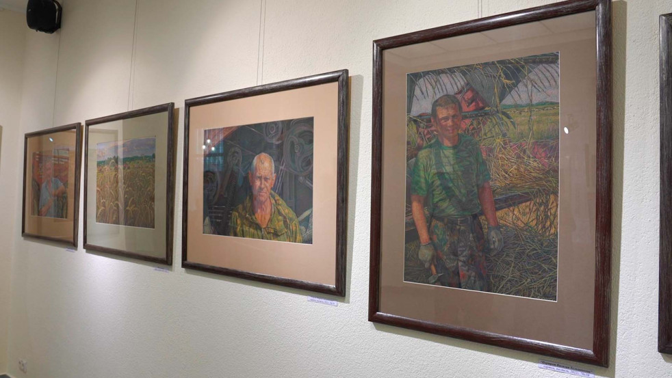 Люди труда и красивые родные места: выставка Ларисы Журавович «Жаркое лето» открылась в Могилёве