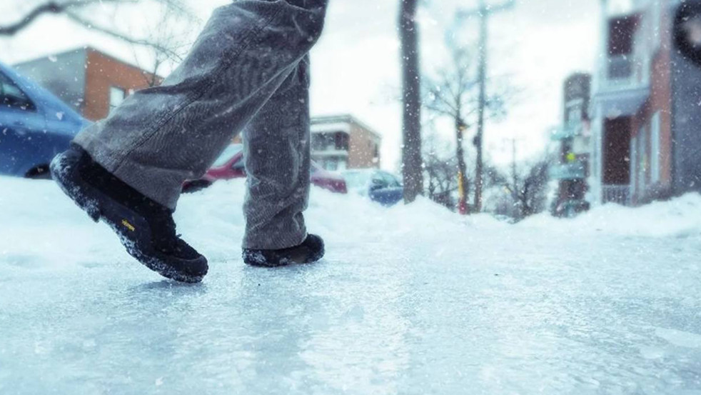 Более 600 единиц техники и 2,5 тысячи работников ЖКХ: как в Могилёвской области борются с гололёдом