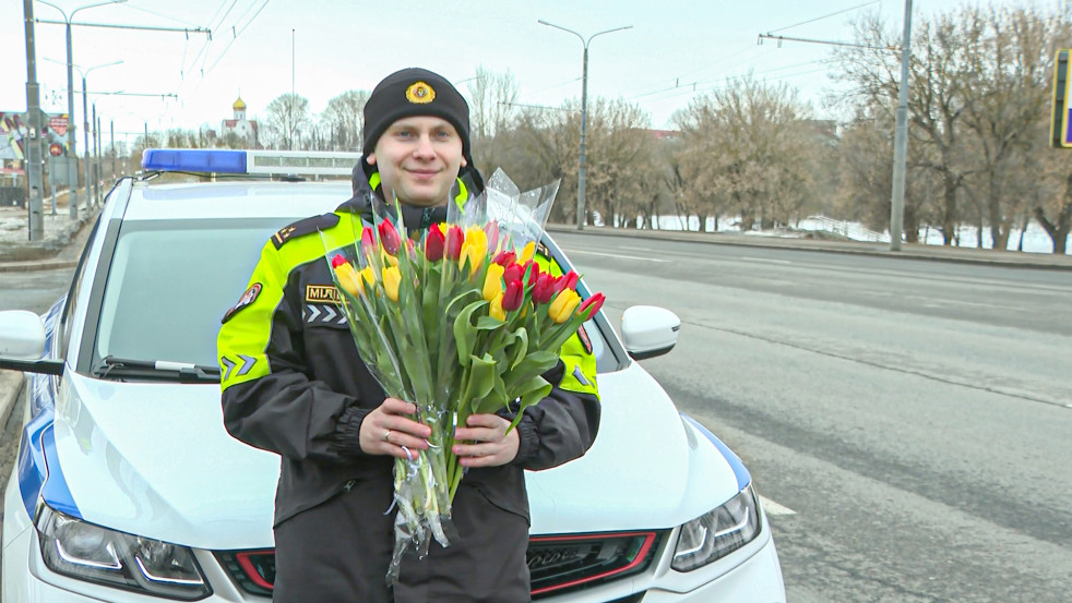 Улыбки и цветы на дорогах: как правоохранители Могилёвской области поздравили женщин с 8 Марта
