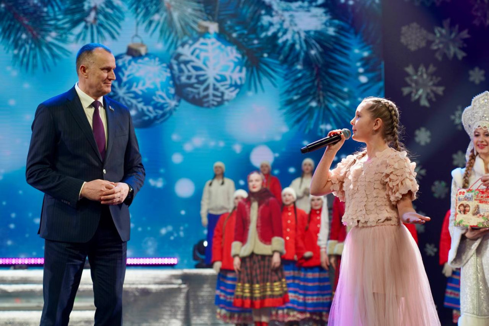 Наши дети / Новогодний благотворительный праздник прошёл во Дворце культуры области
