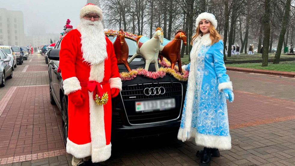 За рулём Дед Мороз! Традиционный новогодний автопарад провели в Могилёве