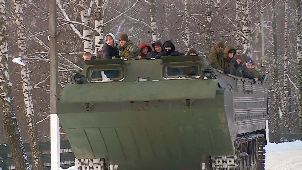 Школьники и студенты попробовали себя в роли солдатов срочной службы