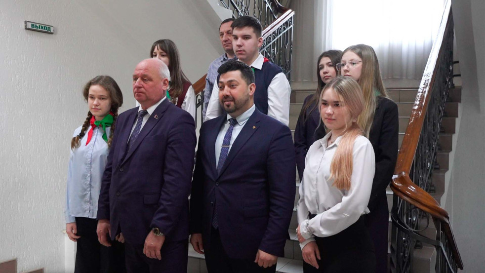 «Мы — граждане Беларуси!» / Шесть молодых людей получили первый паспорт гражданина Беларуси