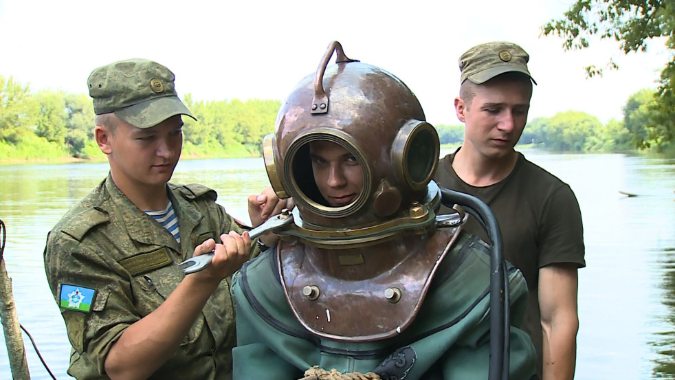 Лучшего военного водолаза определили на соревнованиях под Могилевом