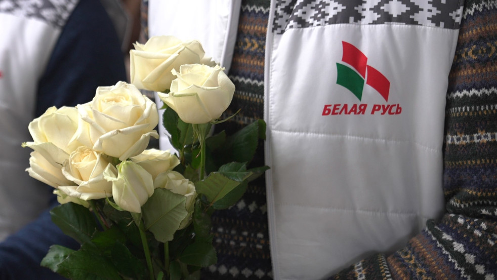 На рабочих местах с цветами: в Могилёве стартовала областная акция ко Дню женщин