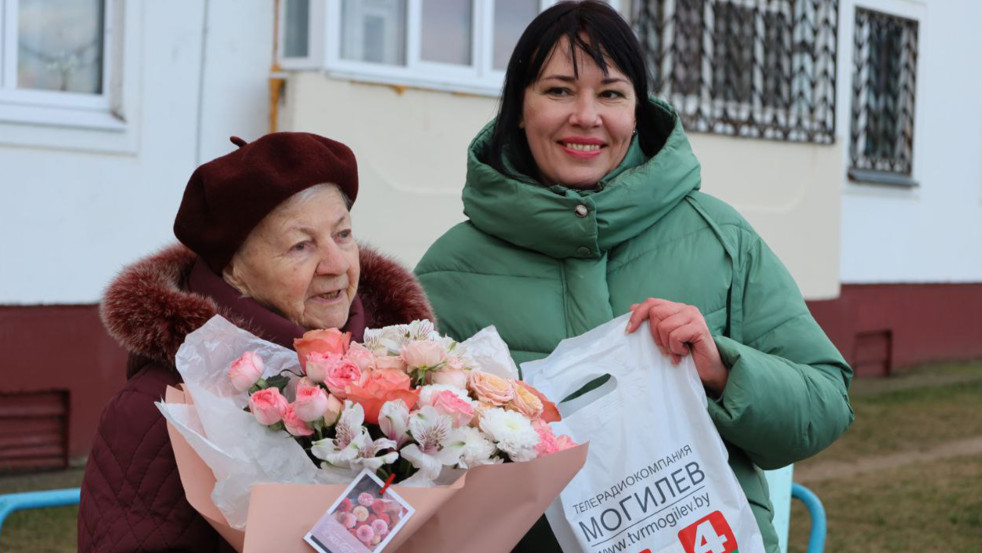 Юбилярша на все 100! В Могилёве поздравили 100-летнюю жительницу Ираиду Высоцкую