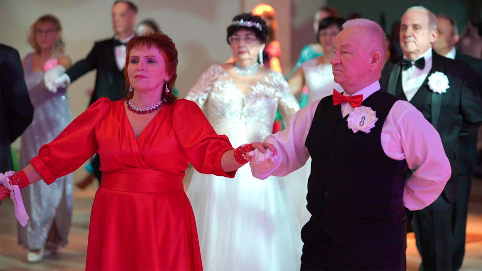 В вихре вальса / Рождественский бал для людей элегантного возраста прошёл в Могилёве