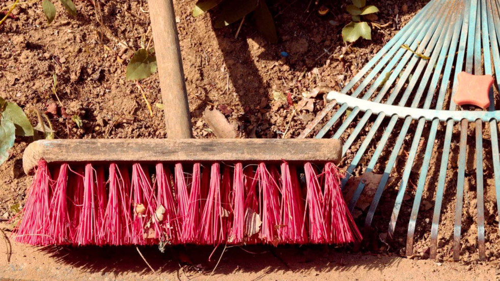 Мётлы, грабли и техника: как в Могилёве приводят в порядок дворы и улицы после зимы