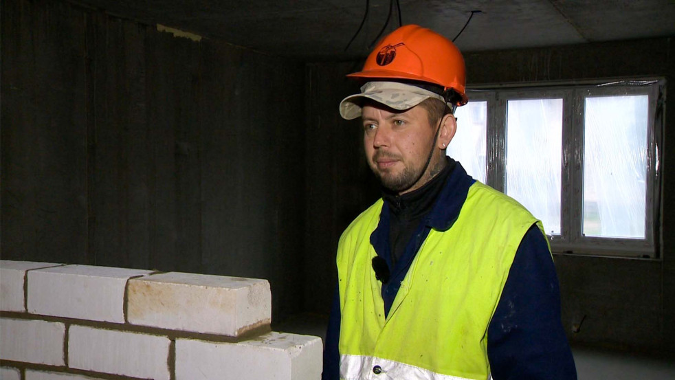 Они строят карьеру и дома кирпичик за кирпичиком: Лучшего каменщика региона выбирали в Могилёве