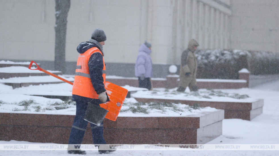 Более 4 тыс. работников ЖКХ убирают снег на улицах Беларуси