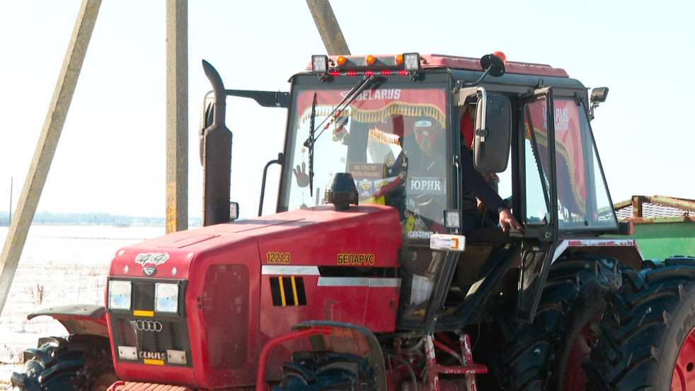 Снег ещё не растаял, а техника уже работает! / Хозяйства Глусского района приступили к посевной