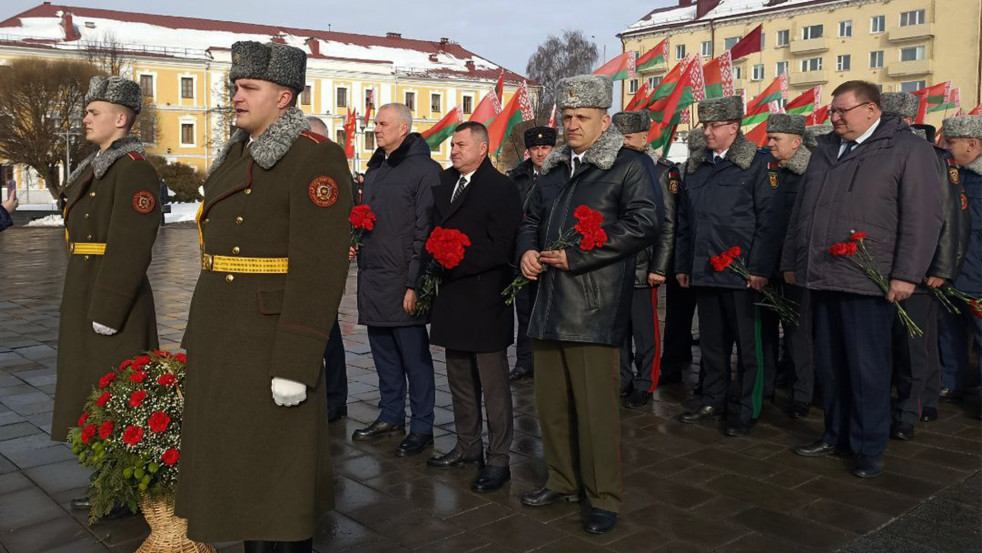 Мероприятие ко Дню защитника Отечества и Вооружённых Сил Беларуси прошло на площади Славы в Могилёве