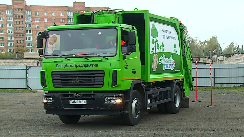 Кто виртуознее: в Могилёве выбрали лучшего водителя мусоровоза