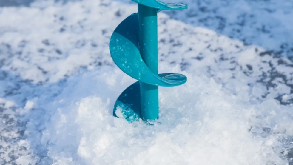 Спасём рыбу от замора: как и зачем специалисты бурят лунки на озёрах