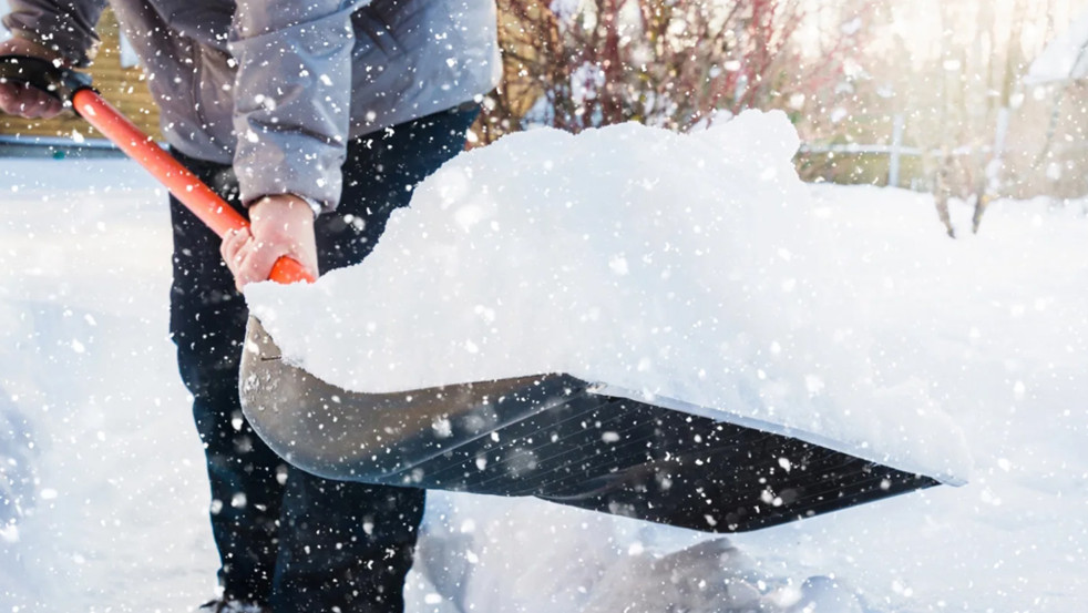 Эстафета добра БРСМ: как молодёжь помогает пенсионерам расчищать снег