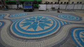 Центр Могилева украсит оригинальная тротуарная композиция — васильки