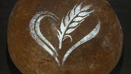 С семечками, сухофруктами, шпинатом, салом... Все это — про хлеб