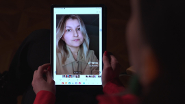 Мечта шпиона выглядит так: тревожная и недоинформированная девушка, которой очень нужно, чтобы её кто-нибудь выслушал...