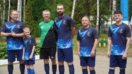 Футбол со звездами: команда «Днепр-старс» сыграла товарищеский матч в детском оздоровительном лагере