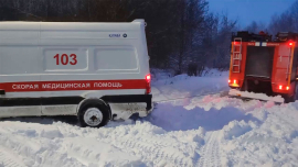 В ночь урагана «Улли» спасатели буксировали скорую помощь прямо до места вызова. Там ждал больной ребенок