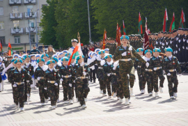 Как малыши из детсадов шагали в строю с солдатами