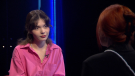 Откуда «хустка и спаднiца» у молодой девушки?